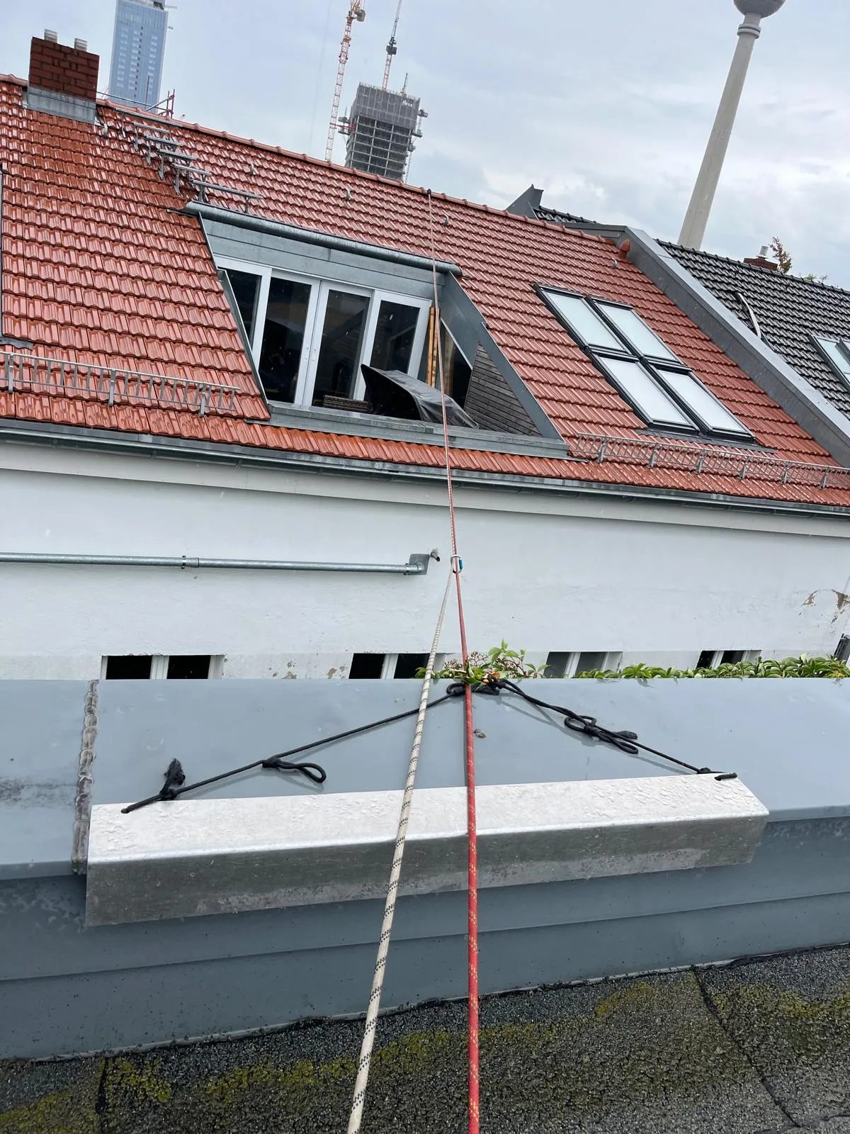 Horizontale Seilstrecke über einer Dachfläche in Berlin