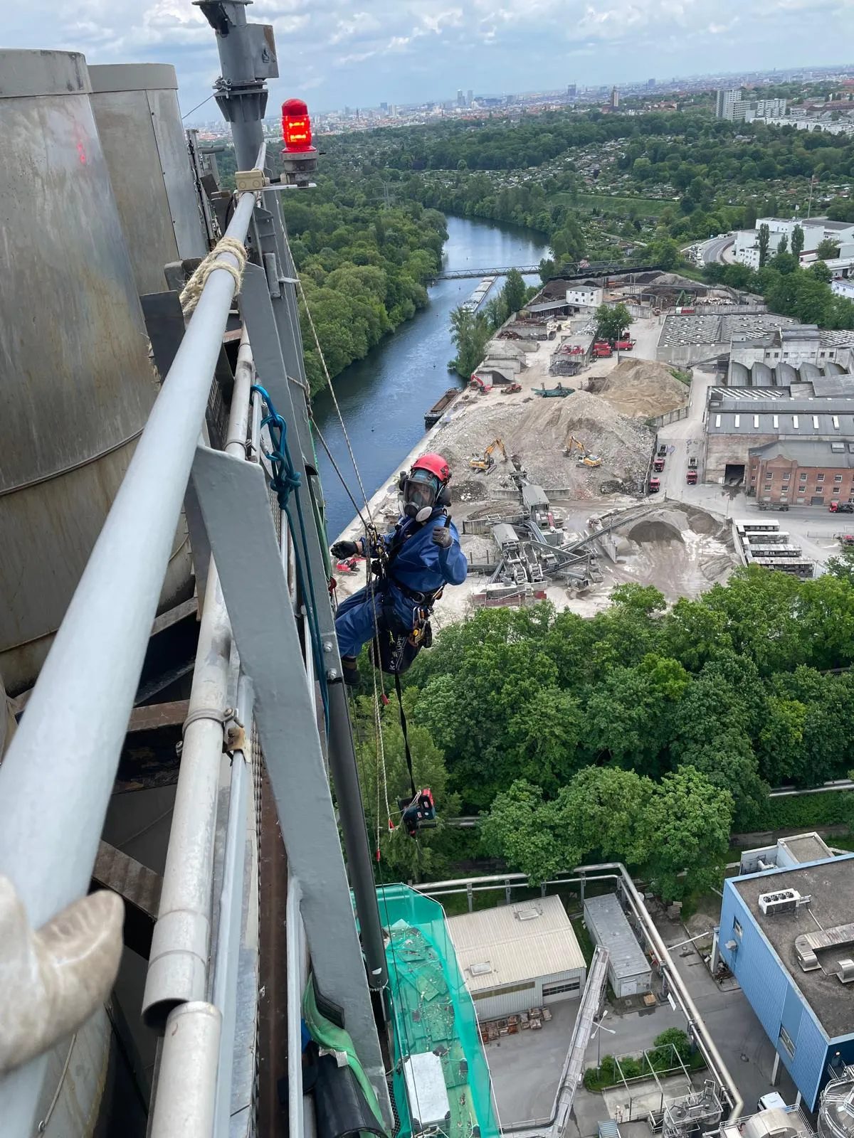 Industriekletterer bei Korrosionsschutzarbeiten am Stahlbau im Seilzugang