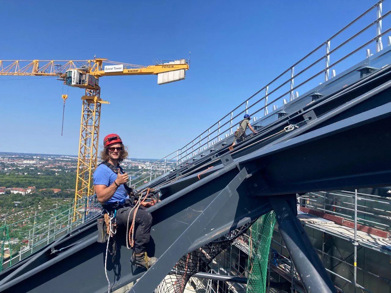 Industriekletterer bei Riggingarbeiten am Stahlbau im Seilzugang