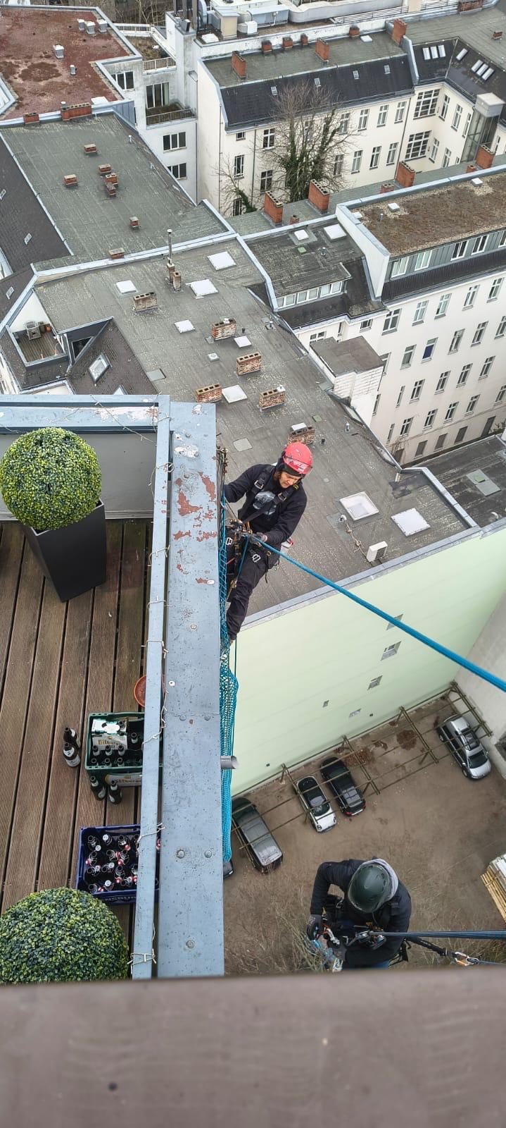 Seiltechniker bei kurzfristiger Erstsicherung an einer Gebäudekante
