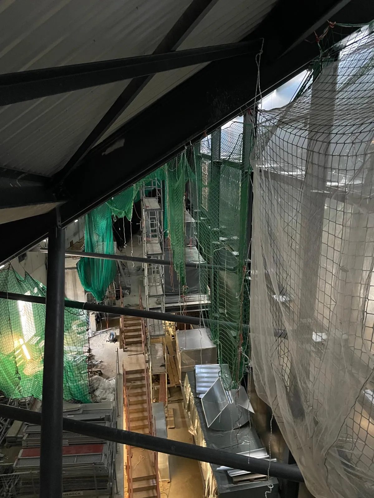 Montage von Personen- und Fangnetzen auf einer Dachbaustelle