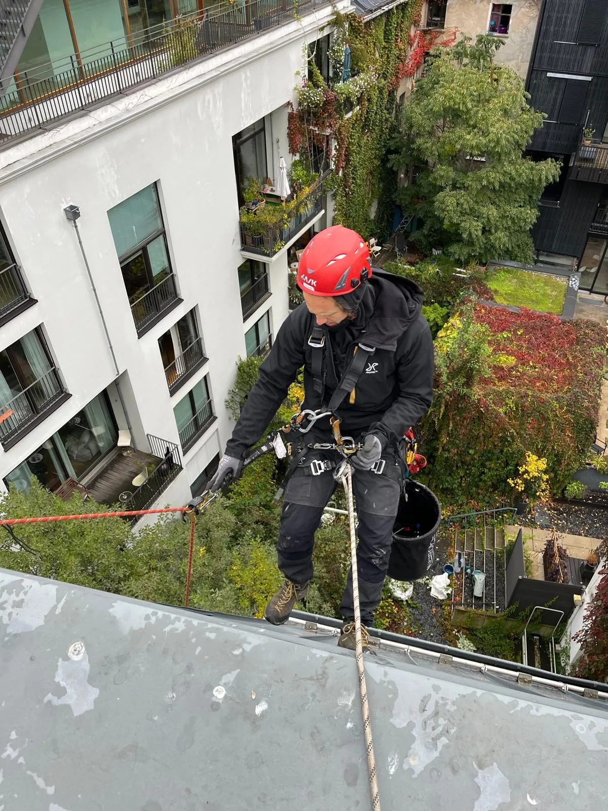 Industriekletterer bei Fenster- und Dachrinnenreinigung im Seilzugang in Berlin