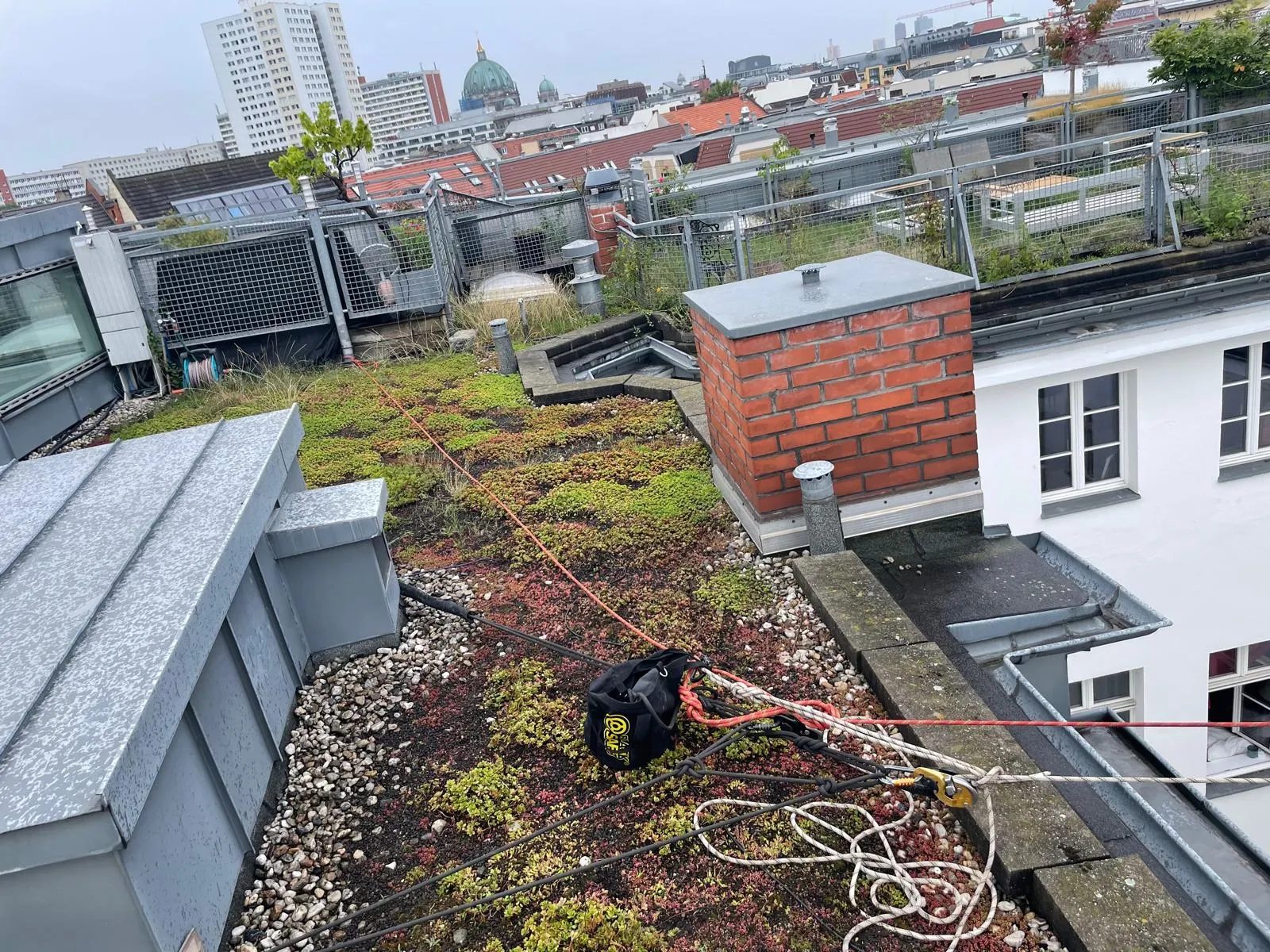 Seilaufbau für Riggingarbeiten auf einem Dach in Berlin
