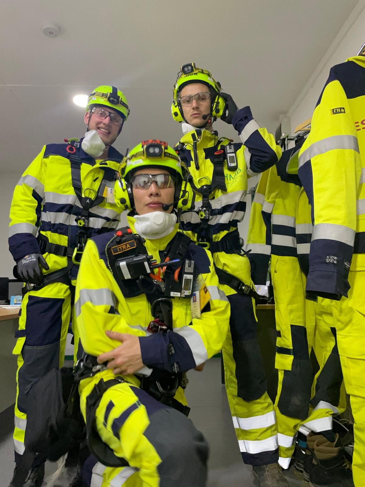 Standby-Rescue-Team in Einsatzkleidung mit Helm und Funkgerät einsatzbereit