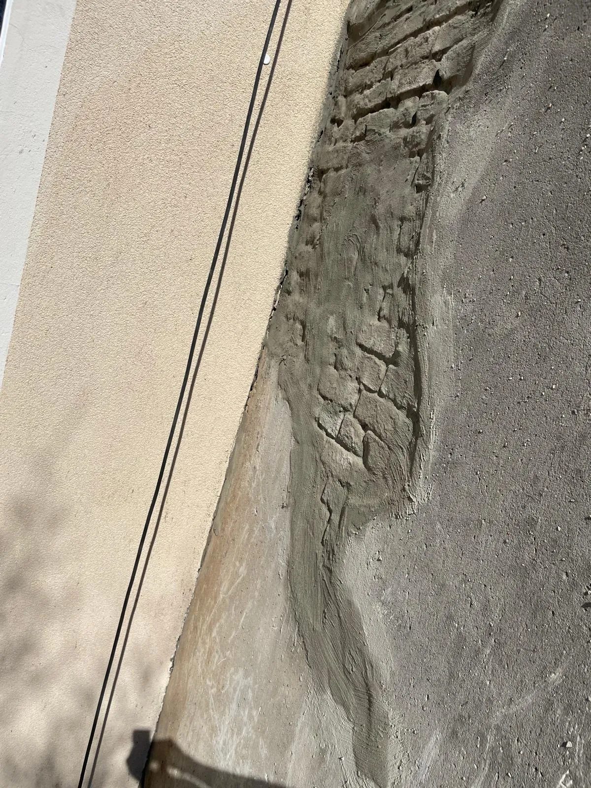 Verputzarbeiten zur Fassadenreparatur im Seilzugang